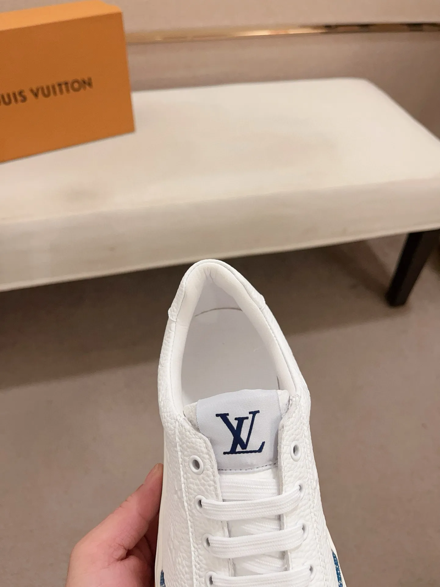 Men's shoes💰 400💰Louis Vuitton (Louis Vuitton/LV) top 🔍🔍 new models are on sale at the same time, the upper 🇮🇹 imported first-layer cowhide from Italy, fully imported sheepskin lining 💪💪, completely 1⃣️ to 1 ⃣️Re-engraved🇮🇹💪💪, ⚠Sole: The original sole is specially provided by the original factory, the exclusive movable molded sole is super comfortable, ⚠The original factory follows the order, 🔍🔍high quality, you can enter and exit the counter at will, welcome to compare⚠. Code number: 38-44. Can be customized for 45 non-refundable!